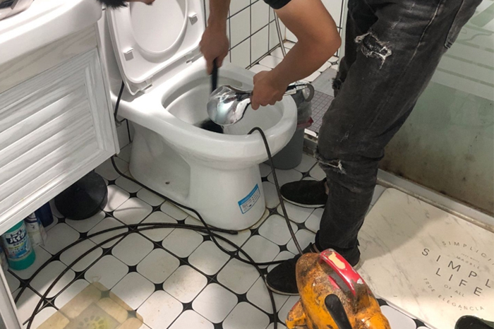 志仲镇疏通下水道