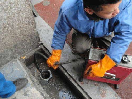 志仲镇疏通下水道