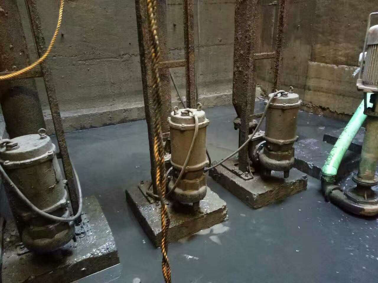 志仲镇污水池清理